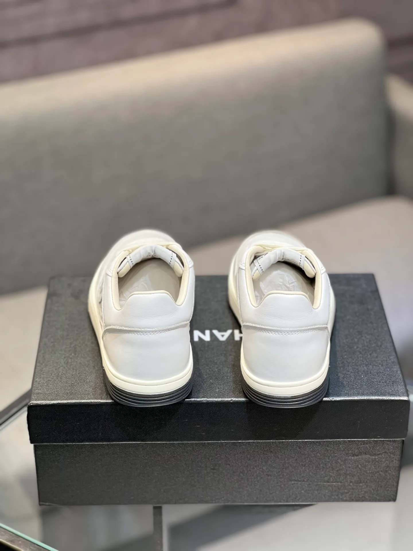 Men's men's shoes 💰660 Exclusive real shot (top version) CHANEL Chanel 2025ss color matching thick-soled casual sports shoes and sneakers. The counter is synchronized. The counter is very popular. A shoe that is very difficult to buy. The most popular thick-soled panda shoes on the Internet. It can be imagined that Xiaoxiang control can't miss it. It has both good looks and comfort. Simple and versatile white shoes. The thick sole increases the height and is super versatile. Close your eyes and wear it. Whoever wears it will look better. Upper: calfskin Lining: imported sheepskin lining Outsole: TPU original outsole Size: 35-44 (customized for women 41 and 40, and 45 for men)